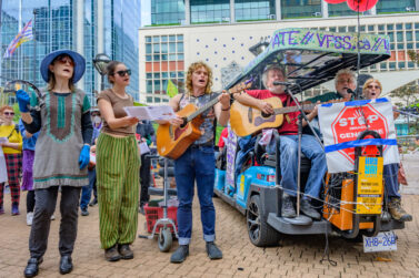 Six people singing, VFSS.ca
